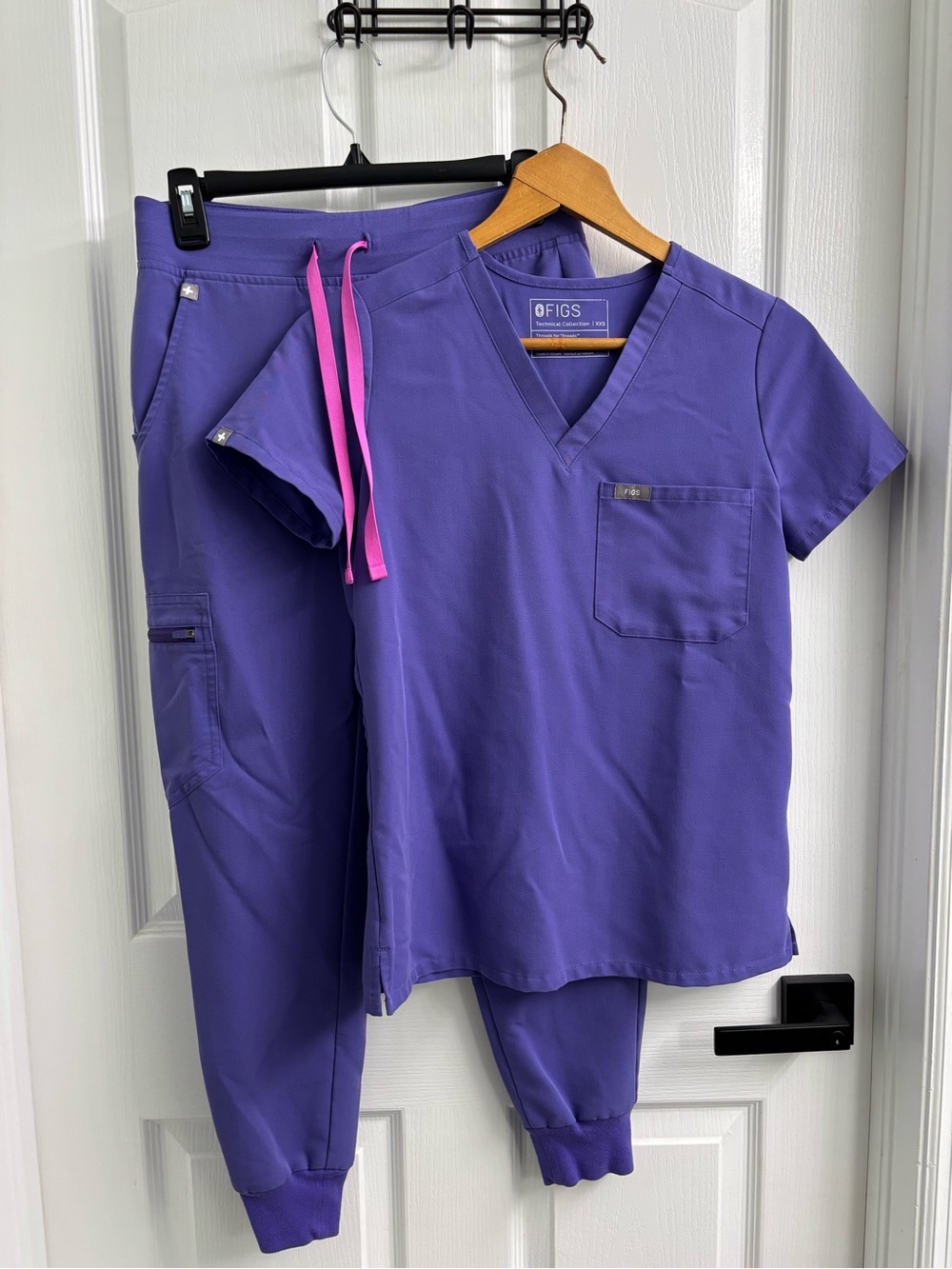 FIGS Women’s Joggers Scrub Set